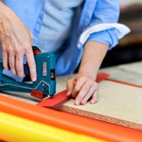 NOVUS J-51 tapetarska klamerica u kovčegu